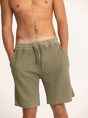 PALM MYKONOS waffle oversize short pants מכנס אוברסייז בד וופל בצבע ירוק זית (חלק מסט)