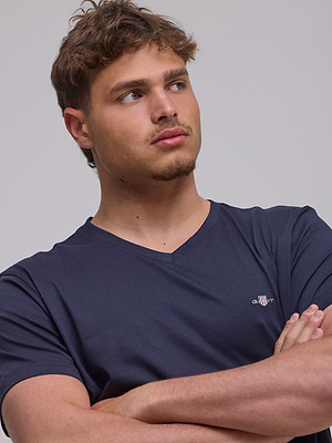 GANT t shirt small logo חולצה בצבע נייבי בגזרת V - 3xl