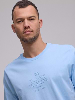 TOMMY HILFIGER logo t shirt חולצה בצבע תכלת עם לוגו טון על טון בחזית המוצר - M