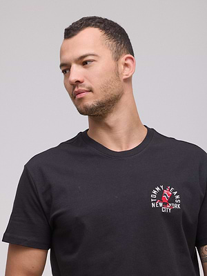 TOMMY HILFIGER logo t shirt חולצה בצבע שחור עם לוגו כוס שתייה בצד המוצר - L