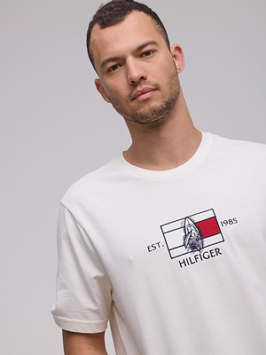 TOMMY HILFIGER logo t shirt חולצה בצבע שמנת עם רקמת כריש בתוך הלוגו - M