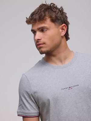 TOMMY HILFIGER logo t shirt חולצה בצבע אפור לוגו מלל קטן במרכז המוצר - L