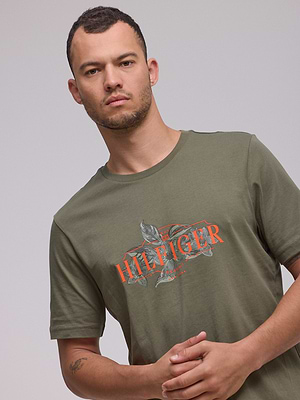 TOMMY HILFIGER logo t shirt חולצה בצבע ירוק עם לוגו הילפיגר כתום במרכז המוצר - M