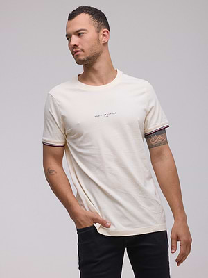 TOMMY HILFIGER logo t shirt חולצה בצבע שמנת עם לוגו קטן במרכז המוצר - s