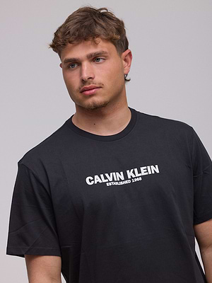 CALVIN KLEIN logo t shirt חולצה בצבע שחור עם לוגו המותג במרכז בולט