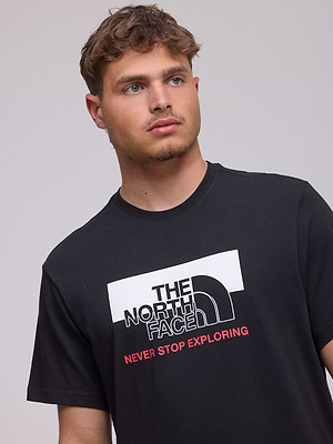 THE NORTH FACE logo t shirt חולצה בצבע שחור עם לוגו גדול  משולב לבן  אדום בחזית המוצר - L