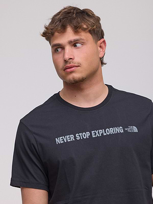 THE NORTH FACE logo t shirt חולצה בצבע שחור עם לוגו בחזית המוצר never stop