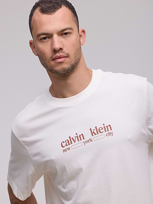 CALVIN KLEIN logo t shirt חולצה בצבע שמנת עם לוגו המותג במרכז בולט כתום - XL