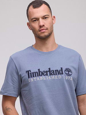 TIMBERLAND  logo t shirt חולצה בצבע כחול מעושן עם רקמה שחורה בחזית המוצר