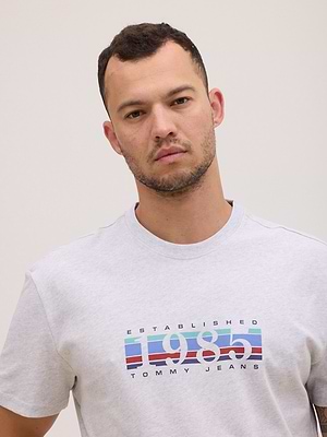 TOMMY JEANS logo t shirt חולצה בצבע לבן עם לוגו במרכז המוצר 1985