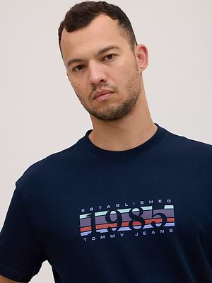 TOMMY JEANS logo t shirt חולצה בצבע נייבי עם לוגו במרכז המוצר 1985