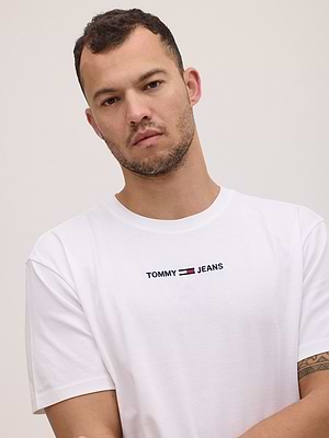 TOMMY JEANS logo t shirt חולצה בצבע לבן עם שם המותג בקדמת המוצר