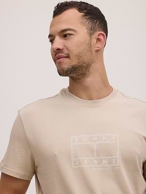 TOMMY JEANS logo t shirt חולצה בצבע בז עם לוגו ריבוע במרכז המוצר