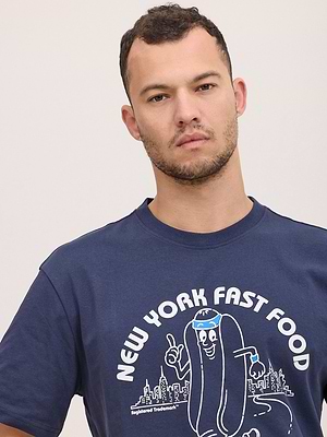 TOMMY JEANS logo t shirt חולצה בצבע כחול כהה עם דמות נקניקיה בקדמת המוצר