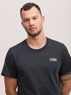 TOMMY JEANS logo t shirt חולצה בצבע שחור עם שם המותג צידי