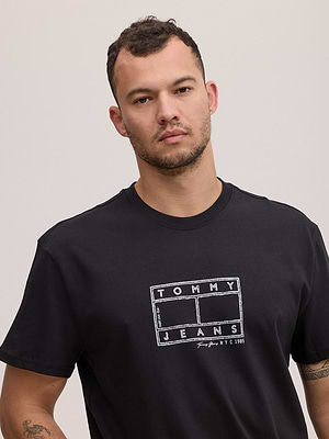 TOMMY JEANS logo t shirt חולצה בצבע שחור עם ריבוע בצבע לבן במרכז המוצר