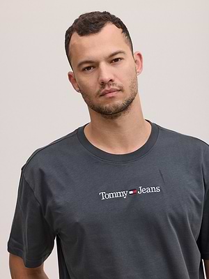 TOMMY JEANS logo t shirt חולצה בצבע אפור בטון כהה עם שם המותג בקדמת המוצר
