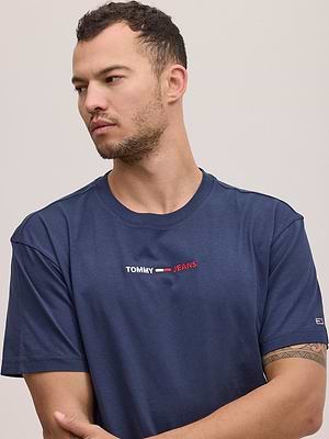 TOMMY JEANS logo t shirt חולצה בצבע כחול כהה עם שם המותג במרכז המוצר משולב אדום