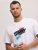 TOMMY JEANS logo t shirt חולצה בצבע לבן לוגו משולב צבעים גרפיטי