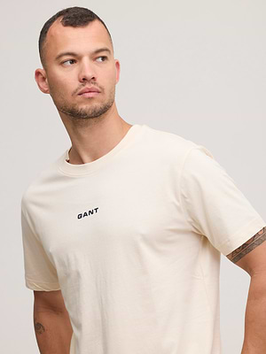GANT t shirt cream small logo חולצה בצבע קרם לוגו קטן במרכז המוצר