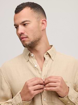 GANT linen shirt long sleeve מכופתרת פשתן  שרוול ארוך בצבע בז' עם כיס ולוגו רקום טון על טון