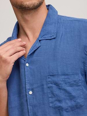 GANT linen shirt short sleeve מכופתרת פשתן  שרוול קצר בצבע כחול ג'ינס עם כיס ולוגו רקום טון על טון
