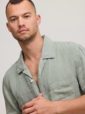 GANT linen shirt short sleeve מכופתרת פשתן  שרוול קצר בצבע ירוק אבן עם כיס ולוגו רקום טון על טון