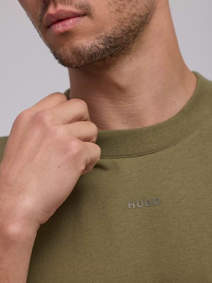 HUGO small center logo טי שירט בייסיק הוגו עם לוגו טון על טון במרכז המוצר צבע ירוק