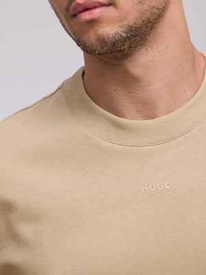 HUGO small center logo טי שירט בייסיק הוגו עם לוגו טון על טון במרכז המוצר צבע בז'