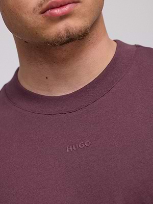 HUGO small center logo טי שירט בייסיק הוגו עם לוגו טון על טון במרכז המוצר צבע חציל