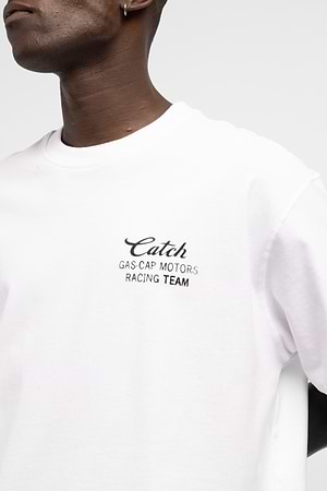 CATCH small logo t shirt חולצה בצבע לבן לוגו צידי עם שם המותג והדפס אחורי פורש - L