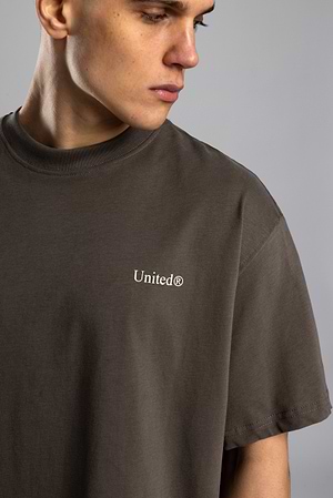 CATCH small logo t shirt חולצה בצבע חום אבן לוגו צידי UNITED והדפס אגרוף בגב