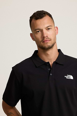 THE NORTH FACE black white polo פולו בצבע שחור עם הדפס המותג צידי לבן