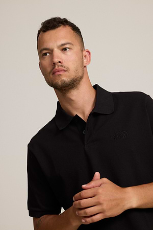 THE NORTH FACE black on black polo פולו בצבע שחור על שחור עם רקמת המותג צידי טון על טון - xl