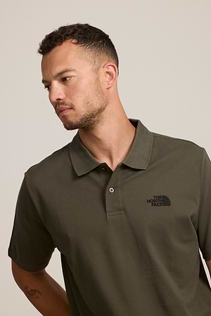 THE NORTH FACE black on black polo פולו בצבע ירוק כהה עם רקמת המותג צידי טון על טון