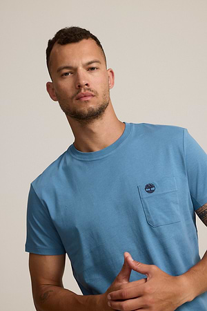TIMBERLAND logo t shirt חולצה בצבע כחול פטרול עם לוגו עיגול קטן בצבע שחור + כיס P-126