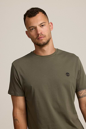 TIMBERLAND  logo t shirt חולצה בצבע ירוק כהה עם לוגו עיגול קטן בצבע שחור - m