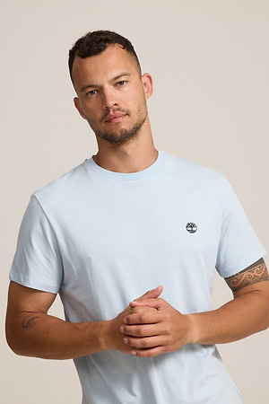 TIMBERLAND logo t shirt חולצה בצבע תכלת עם לוגו עיגול קטן בצבע שחור P-143