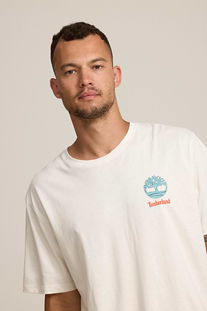 TIMBERLAND  logo t shirt חולצה בצבע שמנת עם לוגו תכלת צידי והדפס בגב צבעוני - l