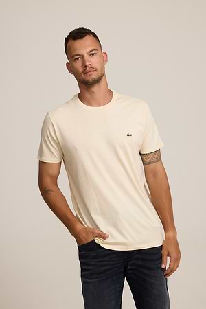 LACOSTE t shirt short sleeve טי שירט לקוסט בצבע קרם 056 עם התנין האייקוני (REGULAR FIT) - l