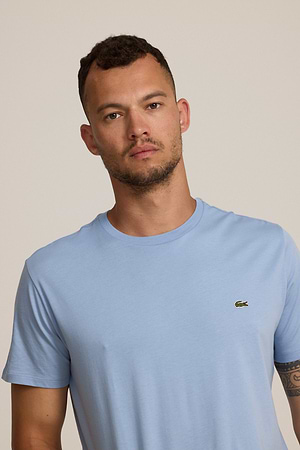 LACOSTE t shirt short sleeve טי שירט לקוסט בצבע תכלת AEY עם התנין האייקוני (REGULAR FIT)