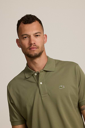 LACOSTE polo short sleeve פולו לקוסט בצבע ירוק זית BMY עם התנין האייקוני (REGULAR FIT)