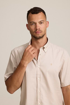 HUGO BOSS beige regular fit  Buttoned shirt חולצה מכופתרת שרוול קצר בצבע בז' לוגו טון על טון