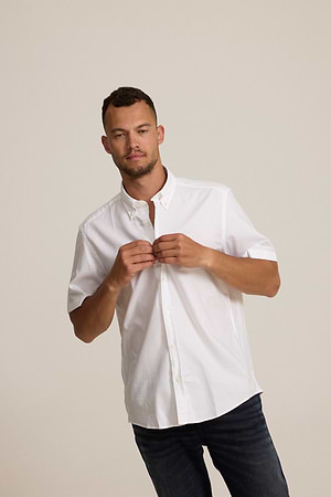 HUGO BOSS white regular fit  Buttoned shirt חולצה מכופתרת שרוול קצר בצבע לבן לוגו טון על טון