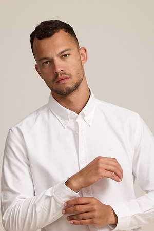 HUGO BOSS white slim fit  Buttoned shirt חולצה מכופתרת בצבע לבן עם לוגו המותג