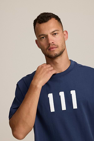 CATCH small logo t shirt חולצה בצבע בצבע כחול נייבי עם הדפס במרכז המוצר 111