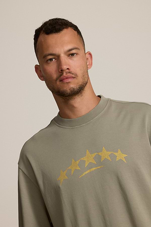 CATCH small logo t shirt חולצה בצבע בז' ירקרק עם הדפס כוכבים במרכז המוצר אוברסייז