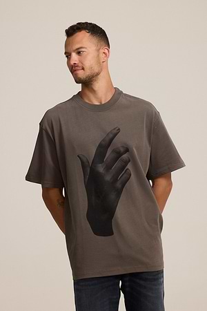 CATCH small logo t shirt חולצה בצבע חום עם הדפס כף יד מרכז המוצר אוברסייז