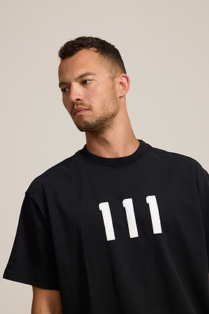 CATCH small logo t shirt חולצה בצבע שחור עם הדפס במרכז המוצר 111 אוברסייז