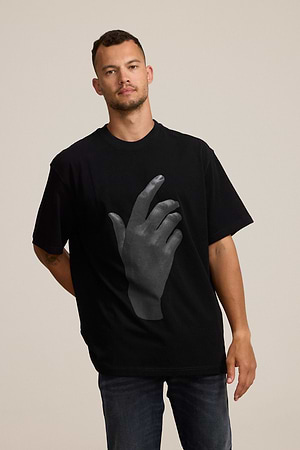 CATCH small logo t shirt חולצה בצבע שחור עם הדפס כף יד מרכז המוצר אוברסייז